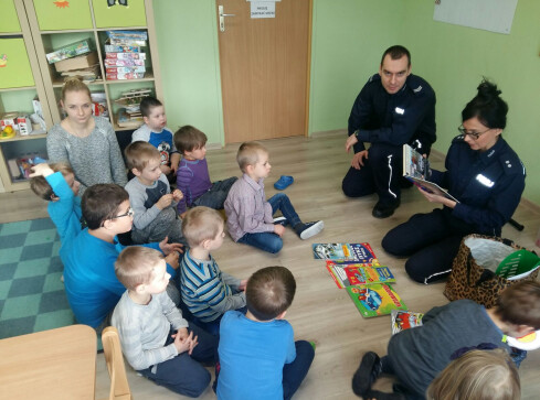 Policjanci w przedszkolu mówili o swojej służbie - grafika