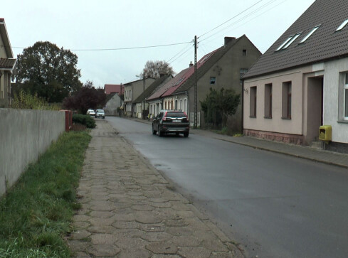 Mężczyzna zginął na przejściu. Zablokowana DK11 - grafika