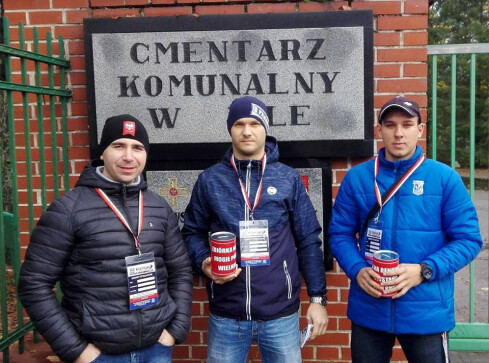 Pilscy kibice Lecha zebrali ponad 2 tys zł na cmentarzu - grafika