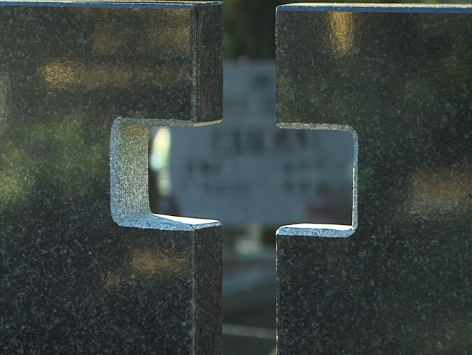 Stare, zabytkowe, często zapomniane cmentarze - grafika