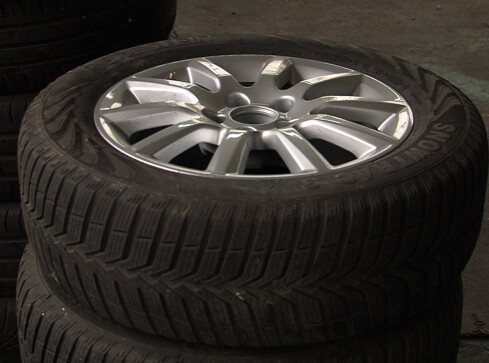 Przywoził i rozbierał ople z Anglii i sprzedawał na części - grafika