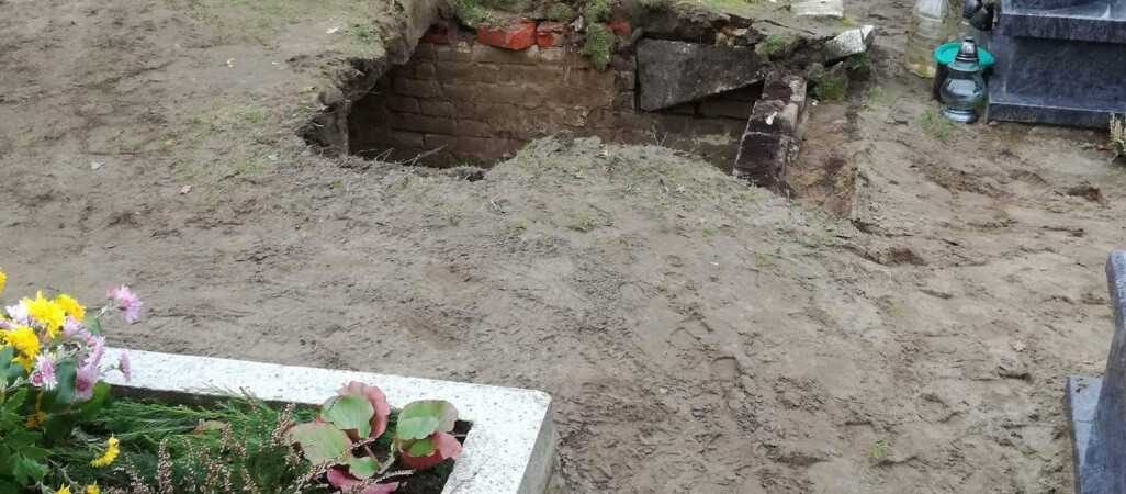 Kobieta wpadła do grobu. Zapadła się ziemia