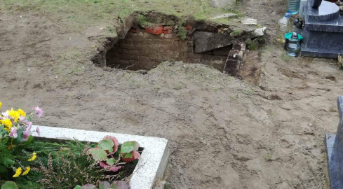 Kobieta wpadła do grobu. Zapadła się ziemia - grafika