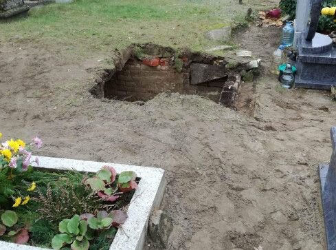 Kobieta wpadła do grobu. Zapadła się ziemia - grafika
