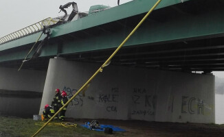 Ciężarówka wpadła do rzeki. Kierowca nie żyje