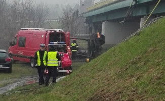 Ciężarówka wpadła do rzeki. Kierowca nie żyje