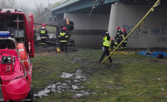 Ciężarówka wpadła do rzeki. Kierowca nie żyje