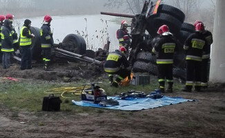 Ciężarówka wpadła do rzeki. Kierowca nie żyje