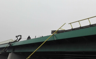 Ciężarówka wpadła do rzeki. Kierowca nie żyje