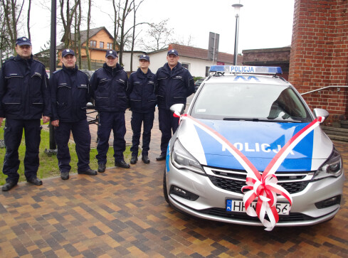 Policjanci z nowym radiowozem - grafika