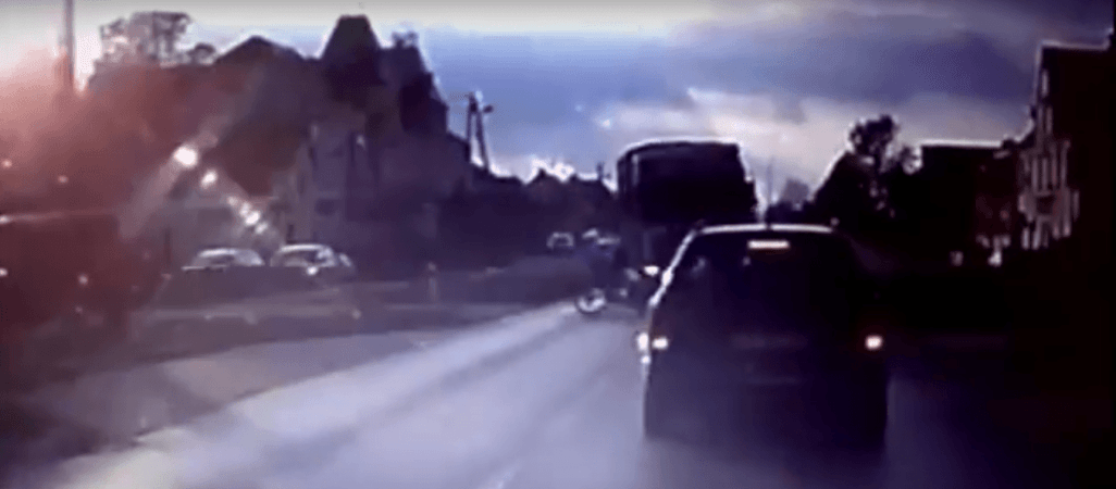 Dziecko wjeżdża pod ciężarówkę