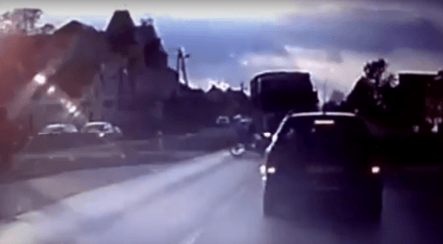 Dziecko wjeżdża pod ciężarówkę - grafika