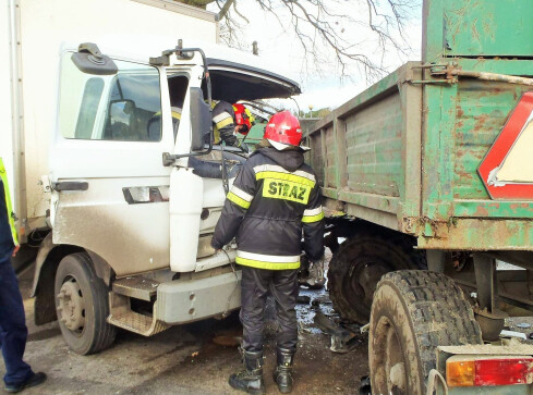 Wypadek samochodu ciężarowego i ciągnika - grafika