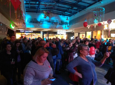 W galerii Vivo! Future Folk gra także dla WOŚP - grafika