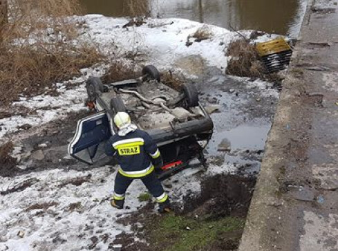 Mercedes spadł z mostu. Kierowcy nic się nie stało - grafika