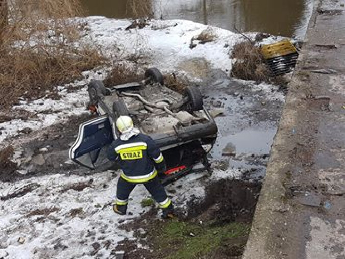 Mercedes spadł z mostu. Kierowcy nic się nie stało - grafika