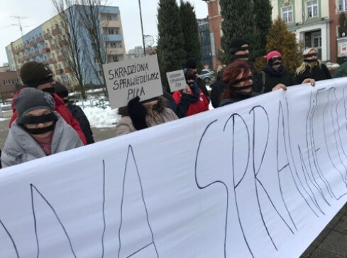 Milczący protest w Pile przeciwko reformie sądów - grafika