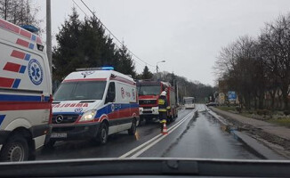 Mercedes spadł z mostu. Kierowcy nic się nie stało
