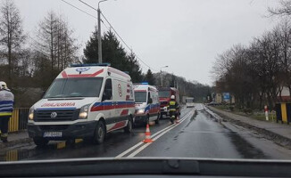 Mercedes spadł z mostu. Kierowcy nic się nie stało