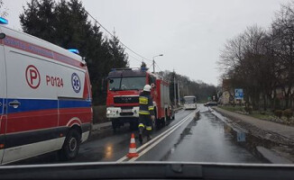 Mercedes spadł z mostu. Kierowcy nic się nie stało