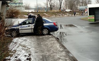 Tak parkuje pilska policja