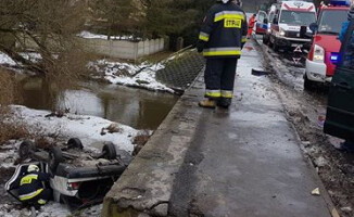 Mercedes spadł z mostu. Kierowcy nic się nie stało