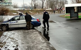 Tak parkuje pilska policja