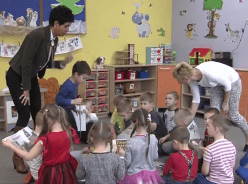 Opowiada przedszkolakom o polowaniach - grafika