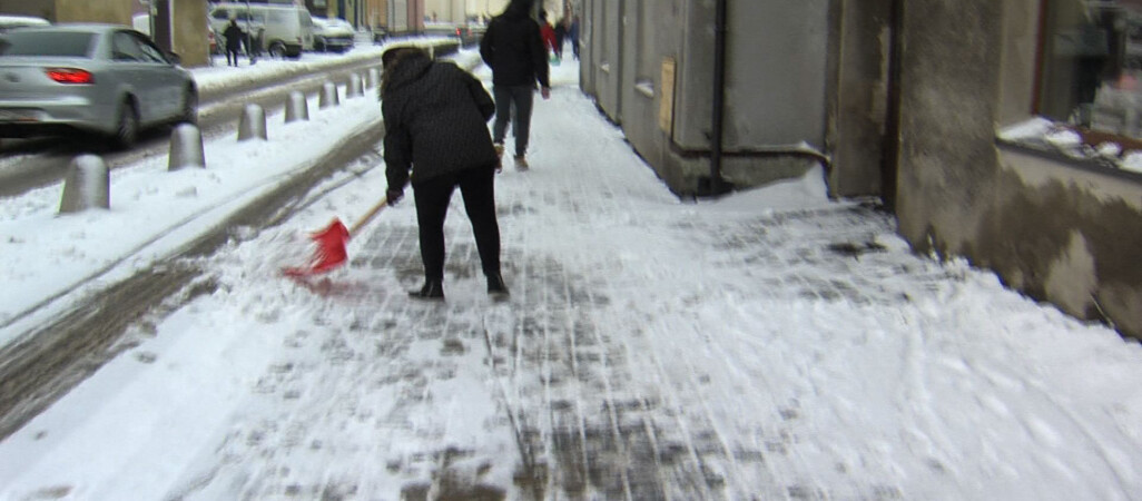 Sąsiadki pobiły się... o sposób odśnieżania