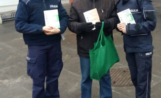 Policjanci ostrzegają seniorów ulotkami