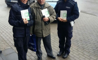 Policjanci ostrzegają seniorów ulotkami
