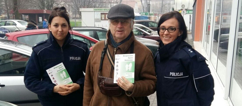 Policjanci ostrzegają seniorów ulotkami