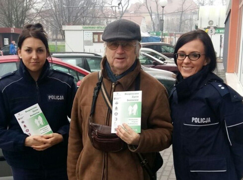 Policjanci ostrzegają seniorów ulotkami - grafika