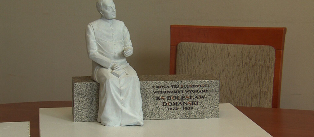 Ławeczka ks. Domańskiego stanie w Złotowie