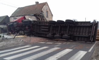 Ciężarówka z drewnem zderzyła się z busem