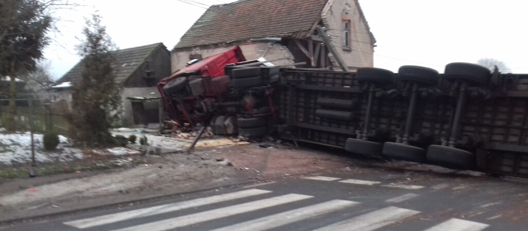 Ciężarówka z drewnem zderzyła się z busem