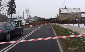 Ciężarówka z drewnem zderzyła się z busem