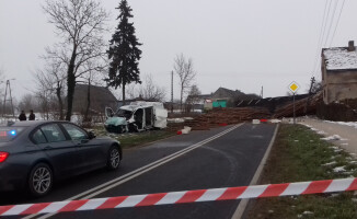 Ciężarówka z drewnem zderzyła się z busem