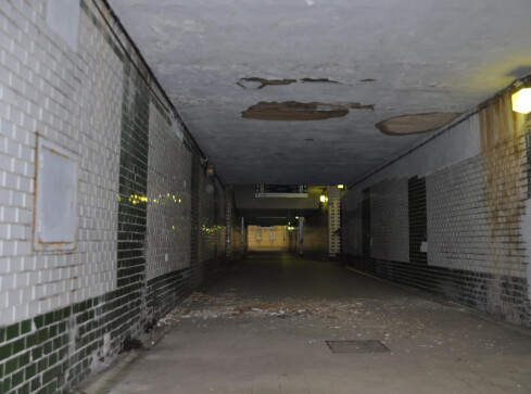 Sypie się sufit w tunelu pilskiego dworca PKP - grafika