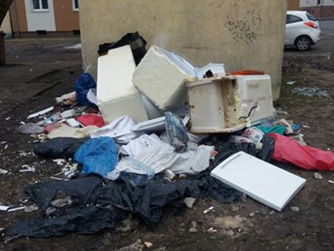 Zaśmiecona Staromiejska w Pile - grafika