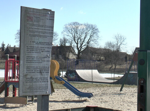 Wandale zdewastowali teren wokół stawu - grafika