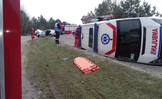 Na Przemysłowej wypadek osobówki i karetki
