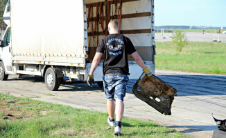 Locust BMW Piła oraz Xtreme Brothers Piła sprzątali lotnisko
