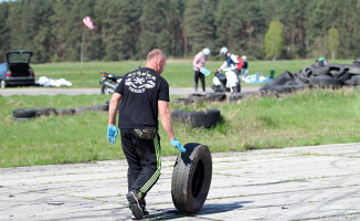 Locust BMW Piła oraz Xtreme Brothers Piła sprzątali lotnisko