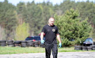 Locust BMW Piła oraz Xtreme Brothers Piła sprzątali lotnisko