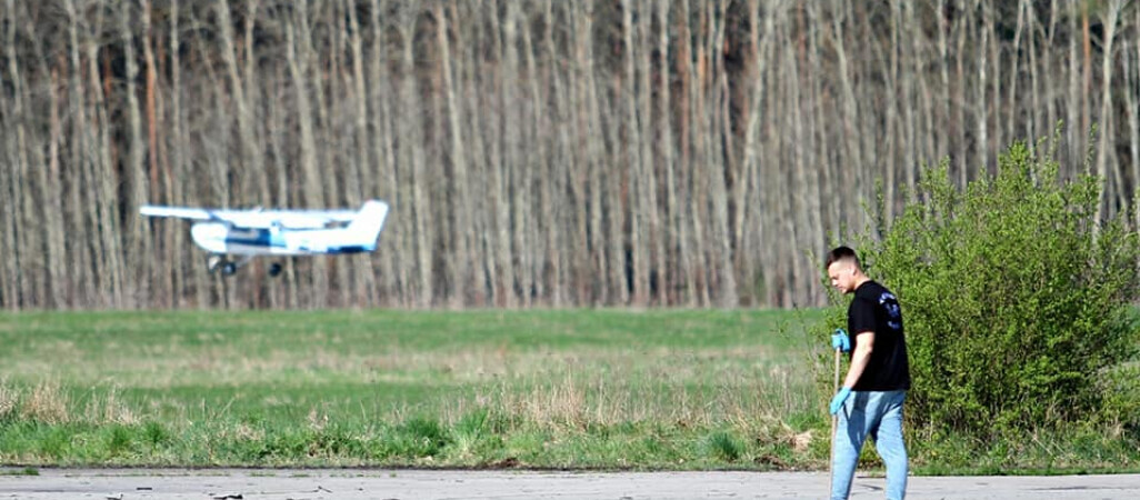 Locust BMW Piła oraz Xtreme Brothers Piła sprzątali lotnisko