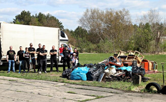 Locust BMW Piła oraz Xtreme Brothers Piła sprzątali lotnisko
