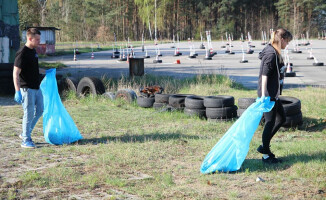 Locust BMW Piła oraz Xtreme Brothers Piła sprzątali lotnisko