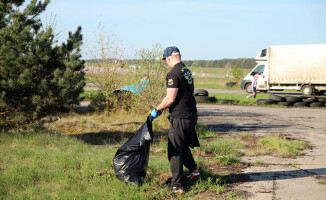 Locust BMW Piła oraz Xtreme Brothers Piła sprzątali lotnisko