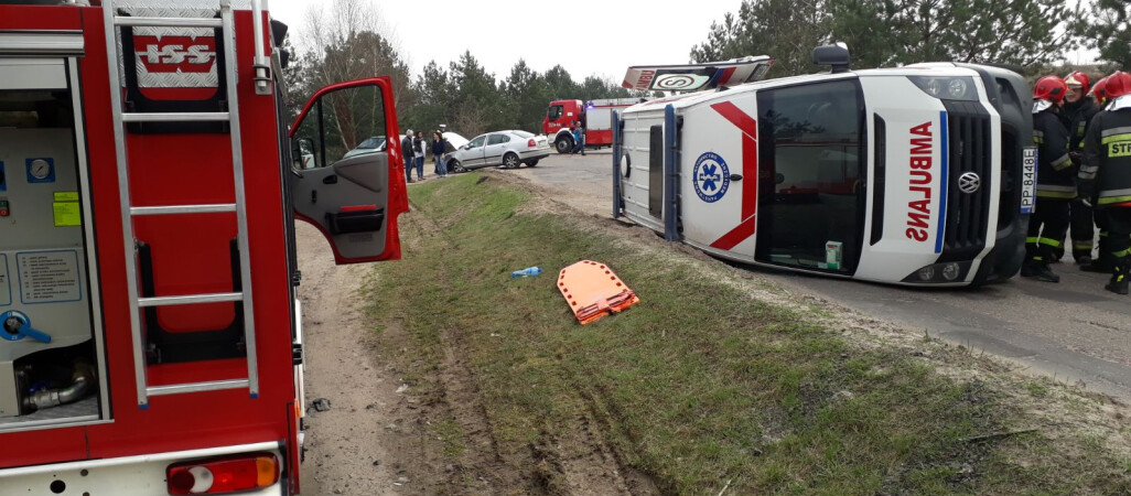 Na Przemysłowej wypadek osobówki i karetki
